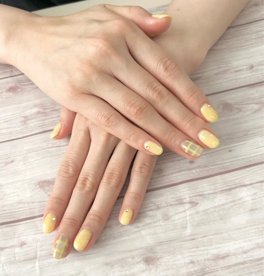 ネイル アートネイル 黄色 ハンドネイル MYu Beauty Salon YURIのネイルデザイン
