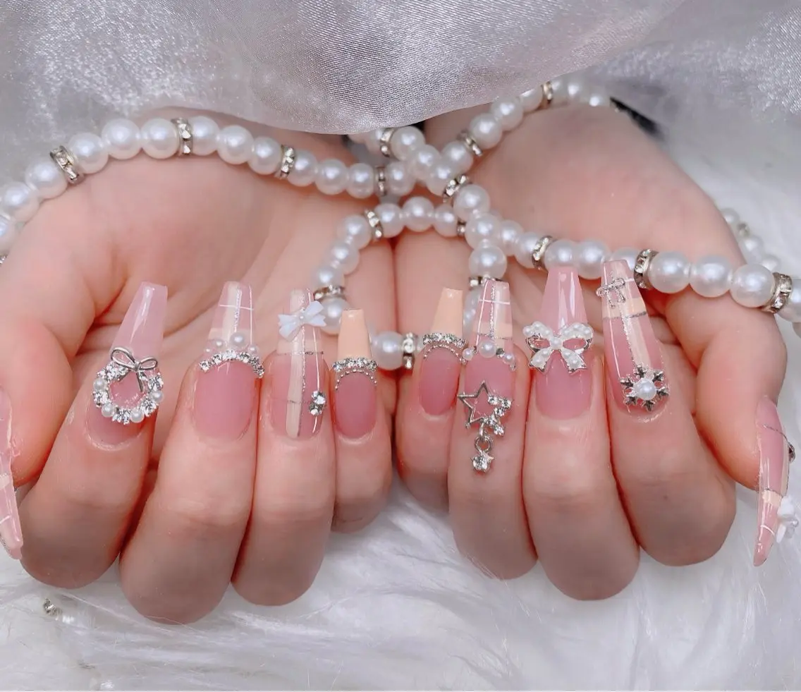ネイル アートネイル オーロラネイル ボルドー チークネイル フレンチネイル ハンドネイル Sakura Nail Salonのネイルデザイン