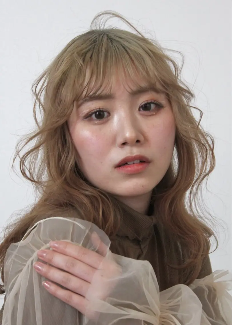 ミディアム フカミ マナカのヘアスタイル