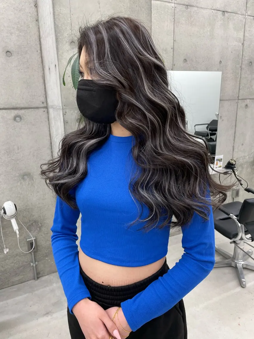ロング カラー アッシュ アッシュグレー アッシュグレージュ ベージュカラー ブリーチ 佐藤 まいらのヘアスタイル