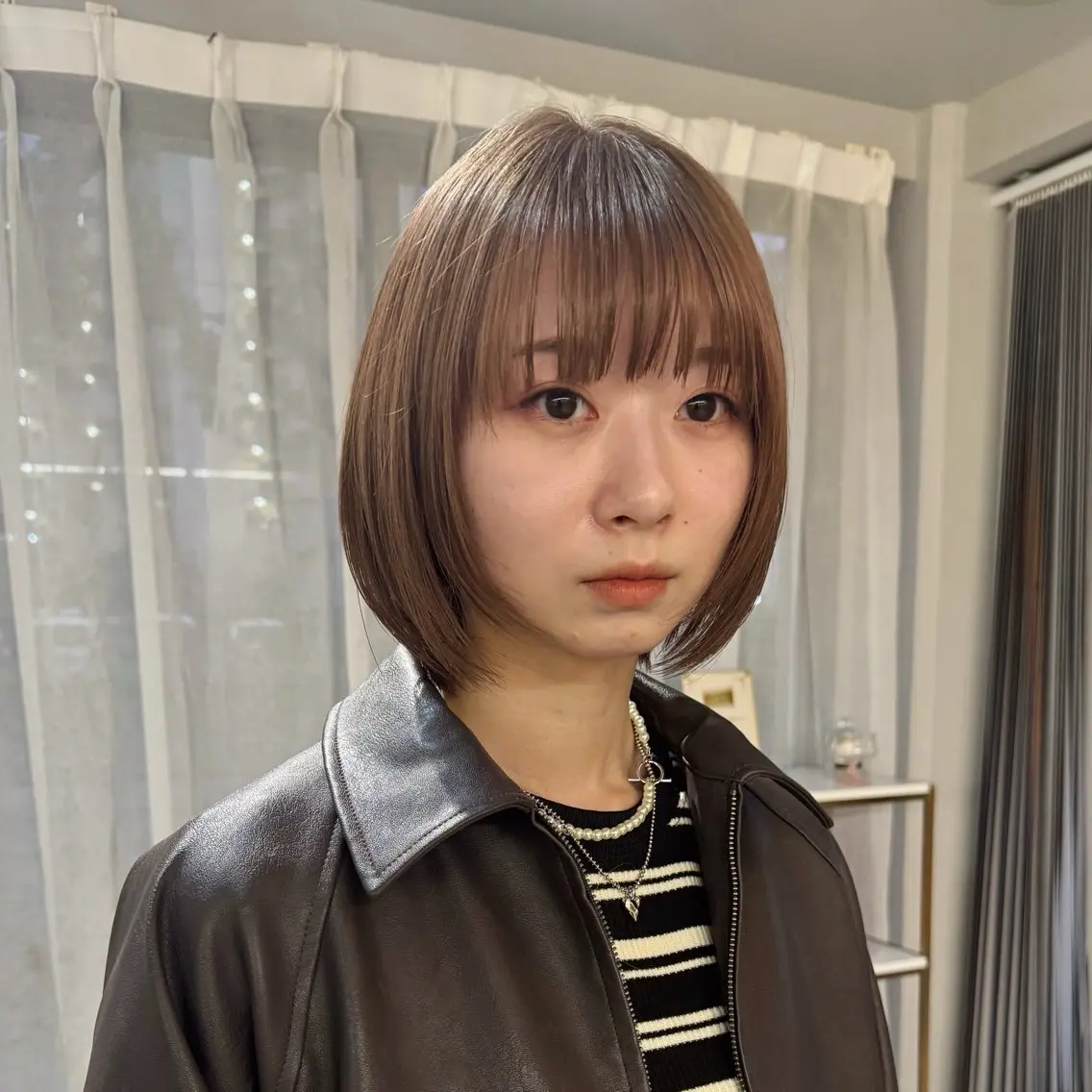ショート カラー ベージュカラー ブリーチ ミルクティーベージュ ボブ 顔まわりレイヤー 岸本 和浩のヘアスタイル