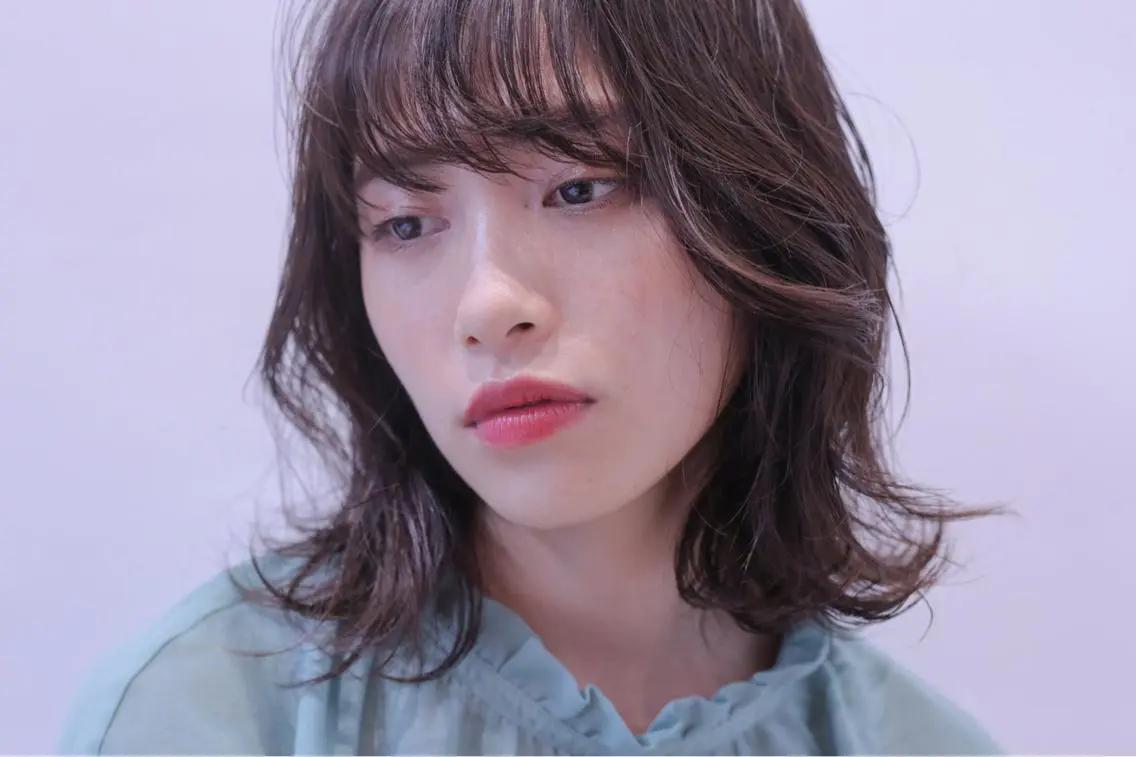 ミディアム & kuのヘアスタイル