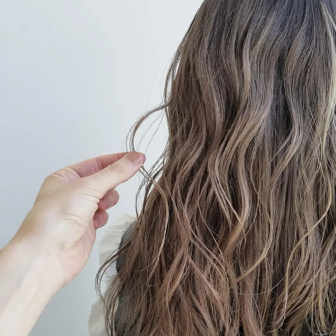 セミロング カラー ヘアアレンジ パーマ マツエク・マツパ アッシュ ハイライトカラー ミント ハイライト iplus　眉毛と まつげパーマ専門店のマツエク・マツパデザイン