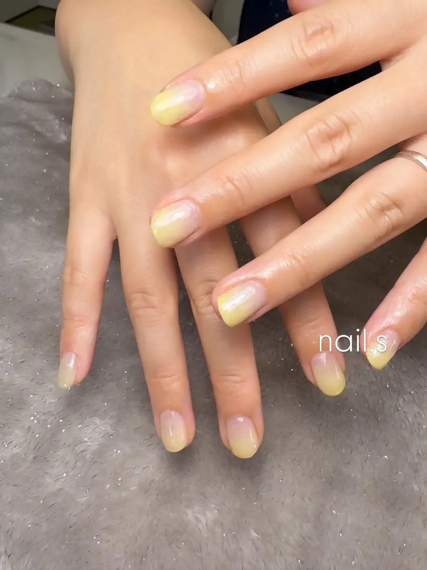 ネイル グラデーション ラメ(グリッター) パステルネイル 黄色 ハンドネイル nail.s misatoのネイルデザイン