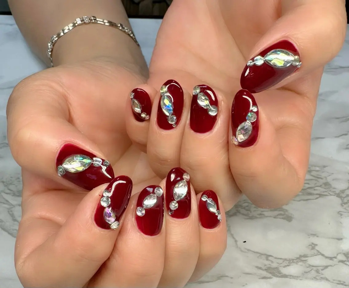 ネイル オーロラネイル ボルドー キラキラネイル ニュアンスネイル Mai’s nailのネイルデザイン