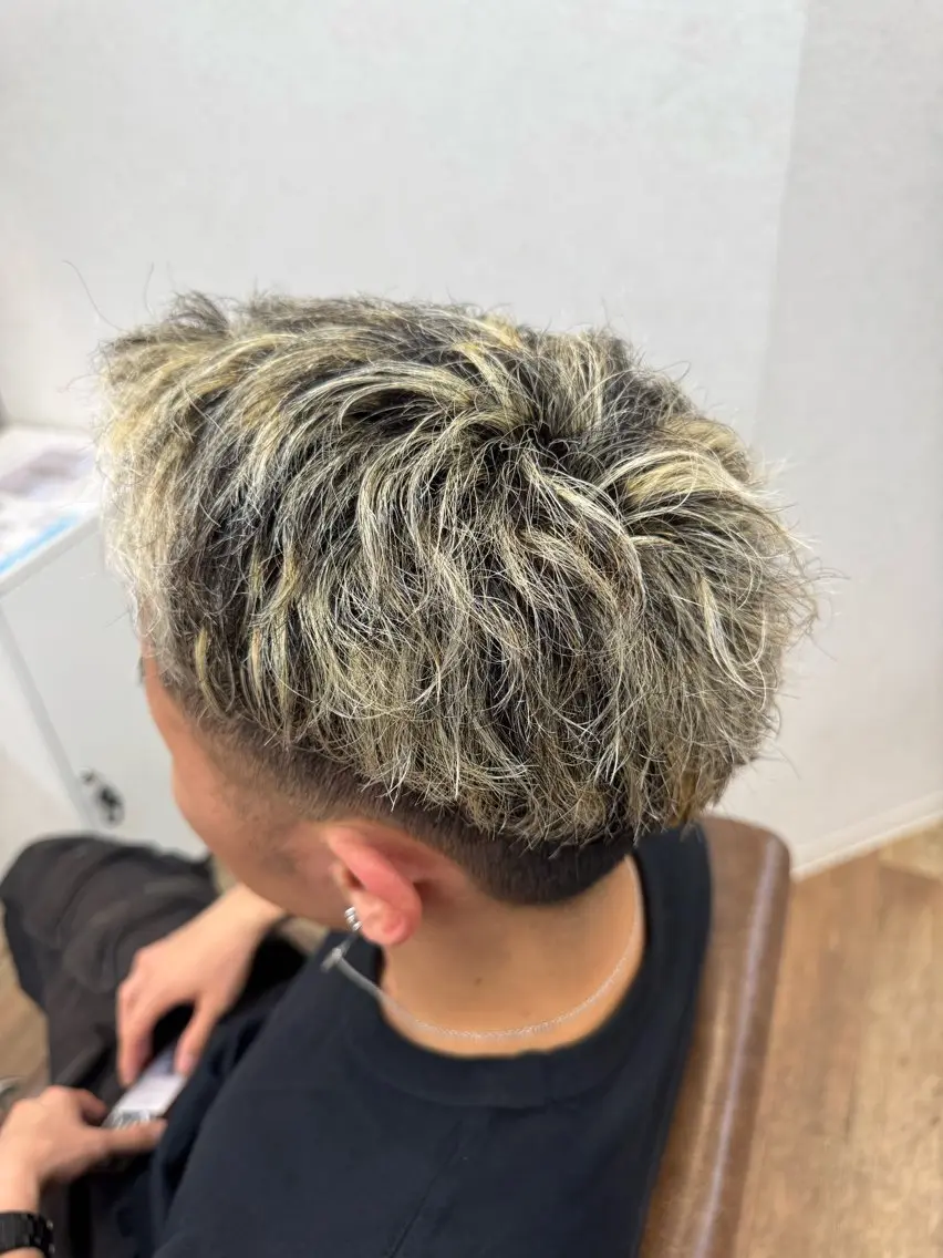 カラー メンズ メンズブリーチ メンズハイライト メンズメッシュ ブリーチ ハイライトカラー 透明感カラー ユウトのヘアスタイル