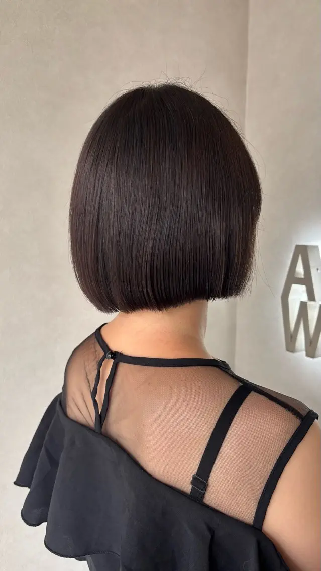 ショート カラー 切りっぱなしボブ ボブ カット 岩田 紗莉捺のヘアスタイル