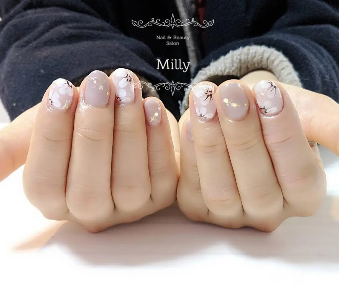 ネイル フラワーネイル キラキラネイル ストーンネイル milly nail （予約担当)のネイルデザイン
