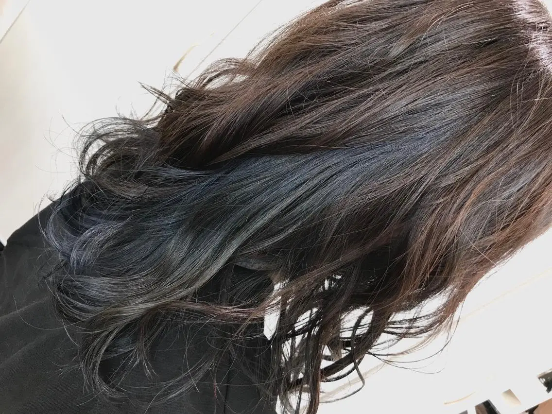 セミロング カラー ブリーチ ブルーカラー ケアブリーチ 清藤綾/脱白髪染め 白髪ぼかしハイライトのヘアスタイル