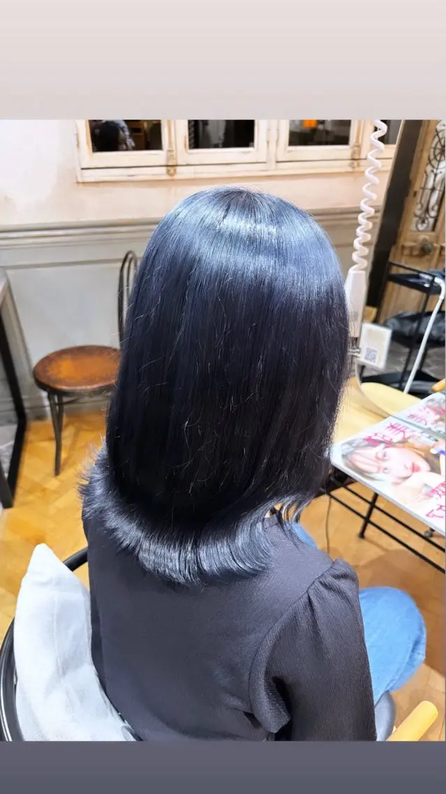 セミロング カラー SAKI⭐️ブリーチ ・艶カラー⭐️のヘアスタイル