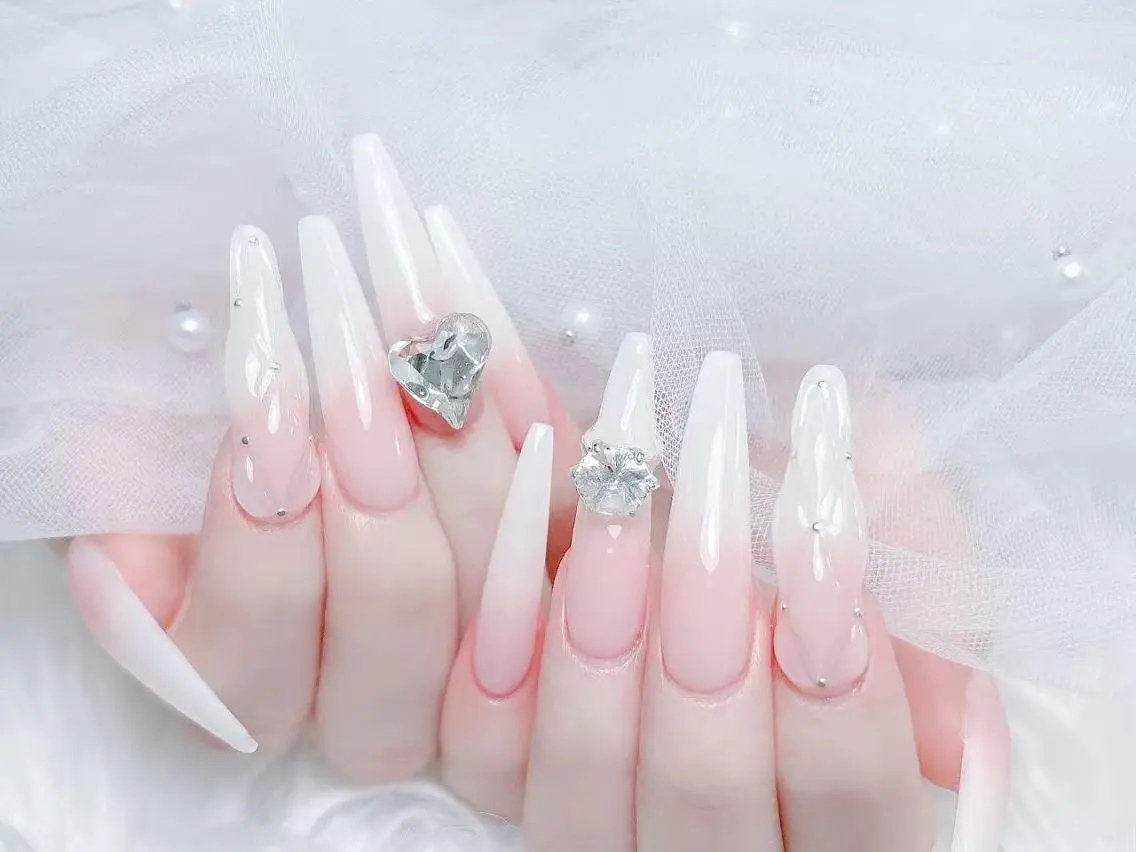ネイル 長さ出し キラキラネイル 韓国ネイル ロングネイル マグネットネイル ハンドネイル ハンドケア Akira✨ nailのネイルデザイン