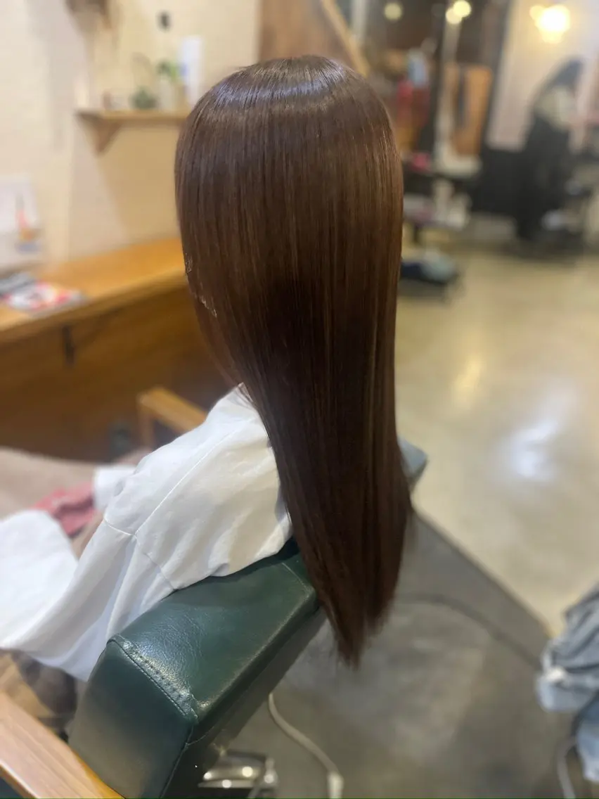 【伸ばし中の方に◎】毛先整えカット+うる艶ケアカラーの写真