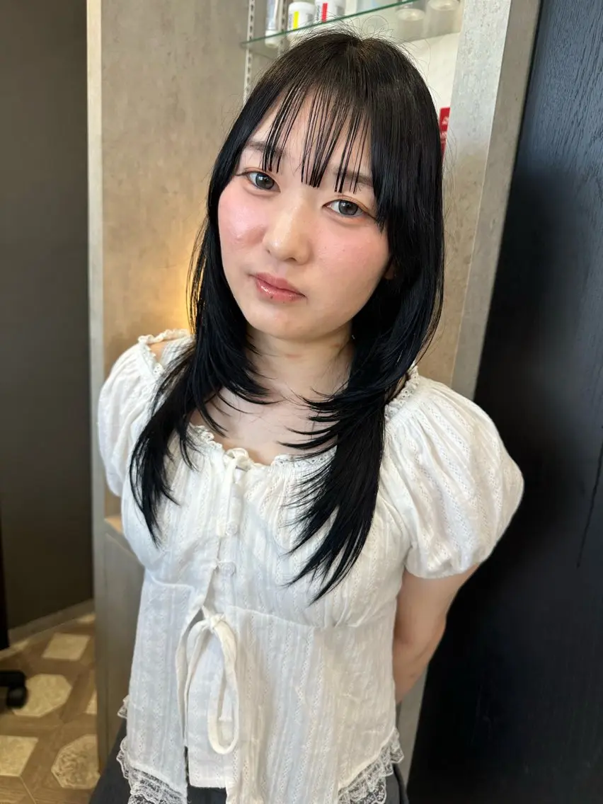 セミロング カラー ベージュカラー ブリーチ ケアブリーチ 透明感カラー グレージュ カット 天神暖色カラー レイヤー・髪質改善のヘアスタイル