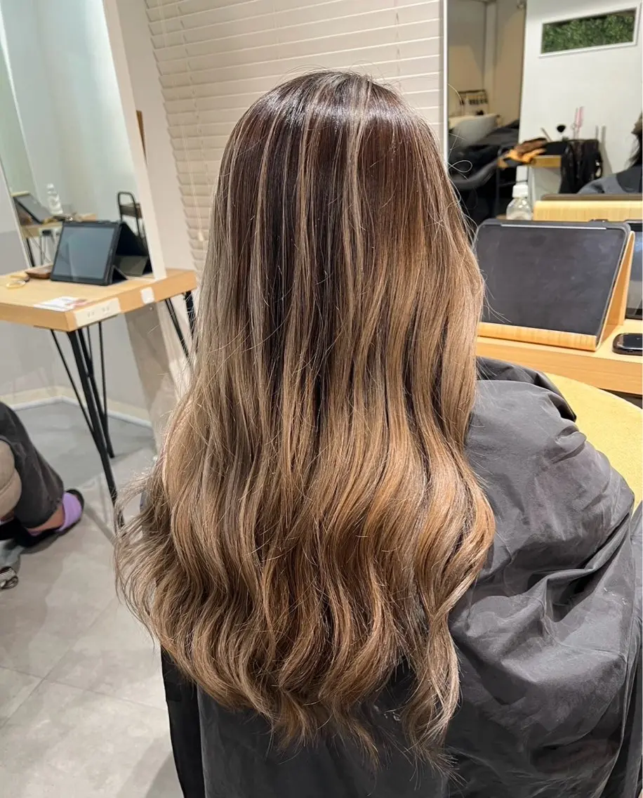ロング カラー バレイヤージュ ベージュカラー ミルクティーベージュ レイヤーカット 指名数No.1 /NAOYAのヘアスタイル