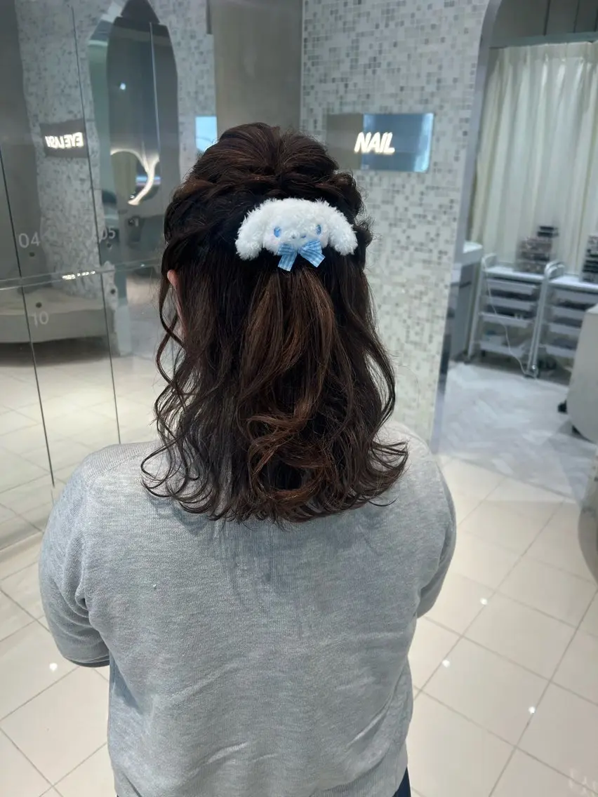 ミディアム ヘアアレンジ ハーフアップ ヘアセット 透明感カラー🫧 nanohaのヘアスタイル