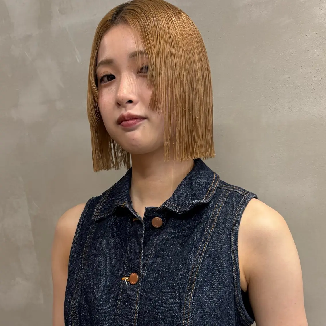 ミディアム 瑠己杏 :ボブ/ ハイトーンワンカラーのヘアスタイル
