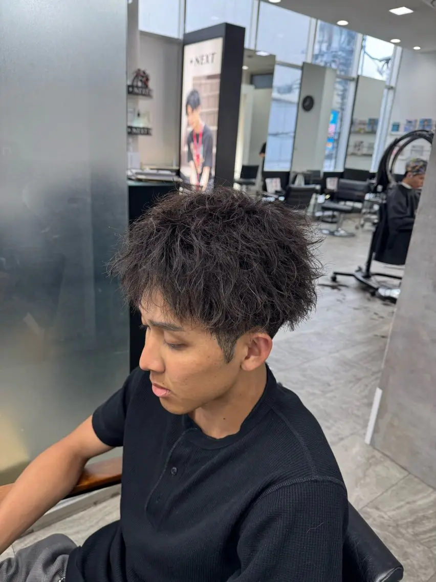 パーマ メンズ アップバング メンズパーマ スパイキーショート カット パーマ メンズヘア カット、パーマ特化のヘアスタイル