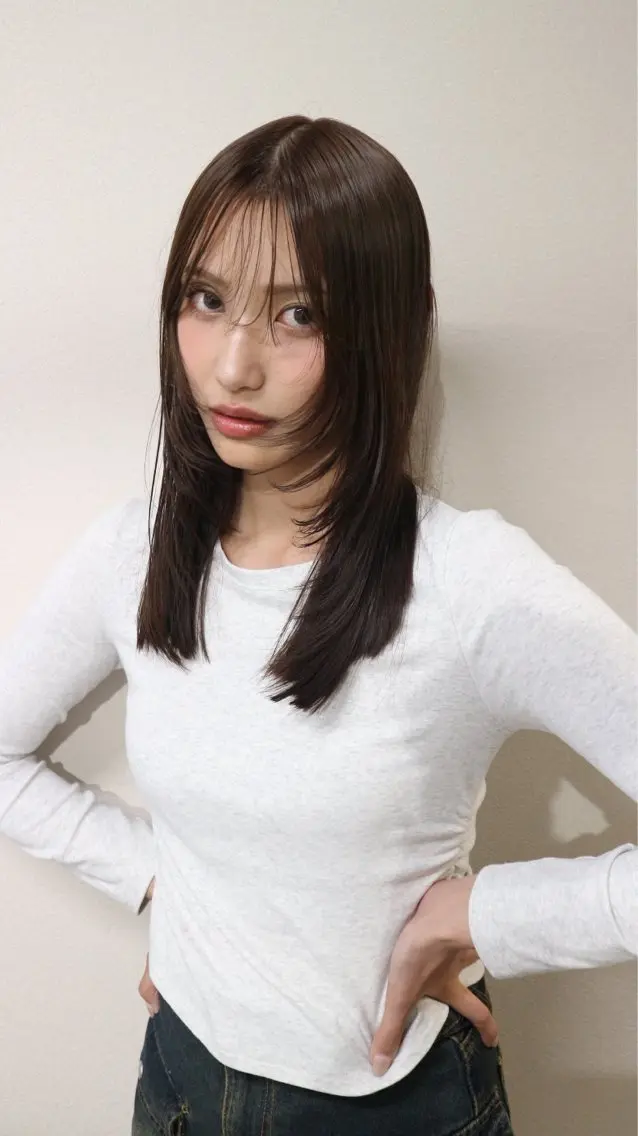 セミロング カラー AKO .のヘアスタイル