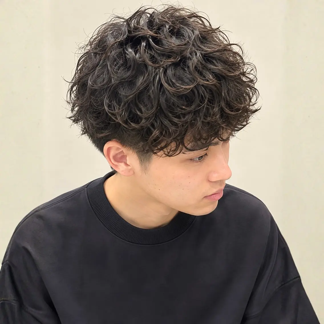 ミディアム パーマ メンズ ミディアムパーマ メンズバレイヤージュ メンズハイライト メンズパーマ くせ毛 メンズ特化🦚 片山/銀座のヘアスタイル
