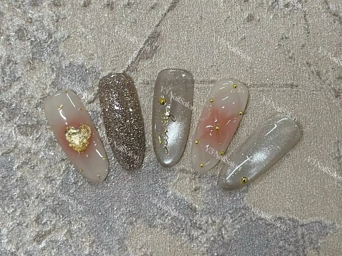 ネイル ゴールド ゴージャス ハート キラキラネイル ラメ(グリッター) ハンドネイル Y3 NailSalonのネイルデザイン