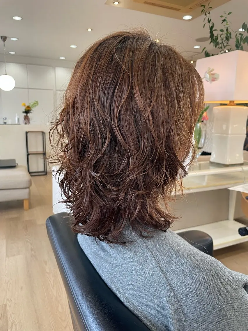 ミディアム カラー パーマ カット ヘアカラー パーマ トリートメント 小酒井 智洋のヘアスタイル