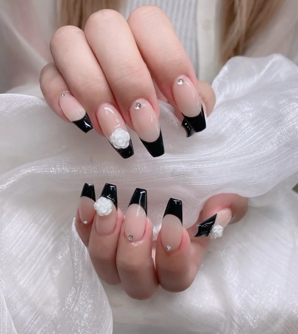 ネイル アートネイル オーロラネイル ボルドー チークネイル フレンチネイル ハンドネイル Sakura Nail Salonのネイルデザイン