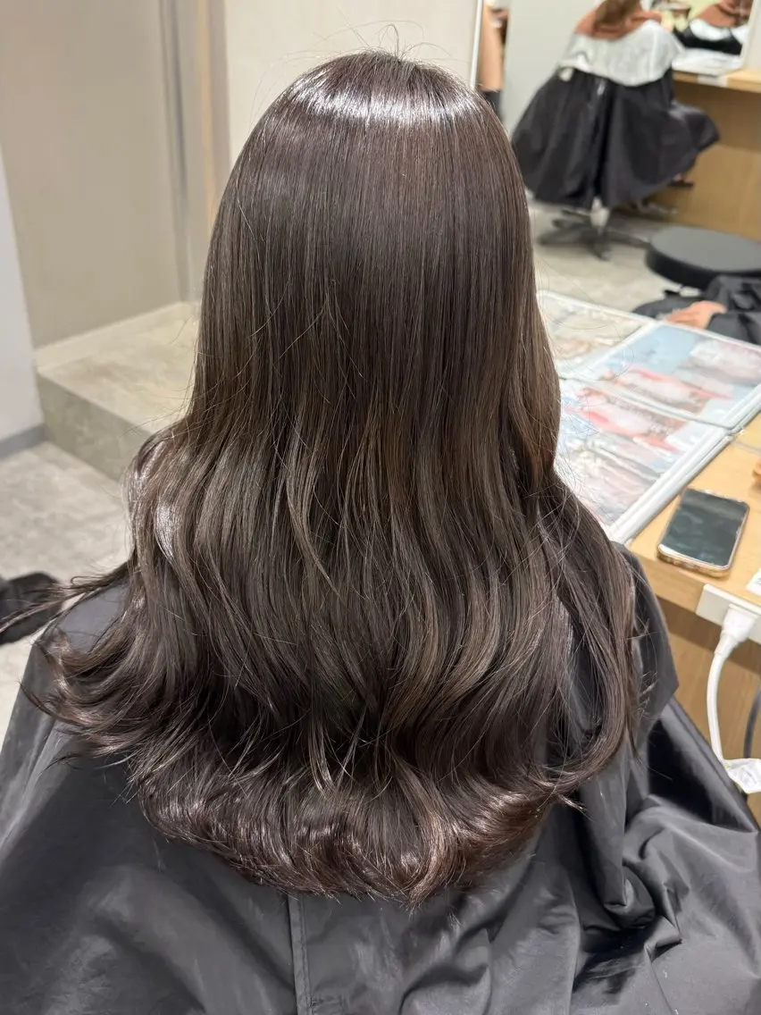 ロング カラー ブリーチ フォギーグレージュ グレージュ ブリーチなしカラー カット ヘアカラー トリートメント 美髪に変わるカラー 🫧永田 汰伊智のヘアスタイル