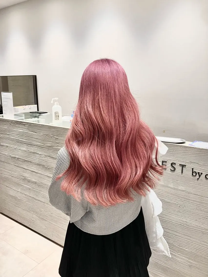 ロング カラー ベージュカラー ブリーチ ピンクカラー ピンクベージュ ヘアカラー サキ🤍ハイトーン 🪩レイヤーカットのヘアスタイル