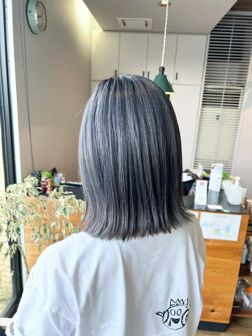 ショート カラー ブリーチ ブルーカラー ハイライトカラー ハイライト ヘアカラー トリートメント 堀 望美のヘアスタイル