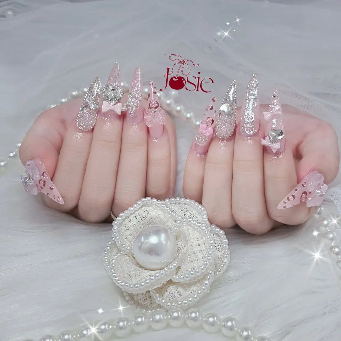 ネイル キラキラネイル 韓国ネイル ロングネイル ワンホンネイル ハンドネイル Josie nail salonのネイルデザイン