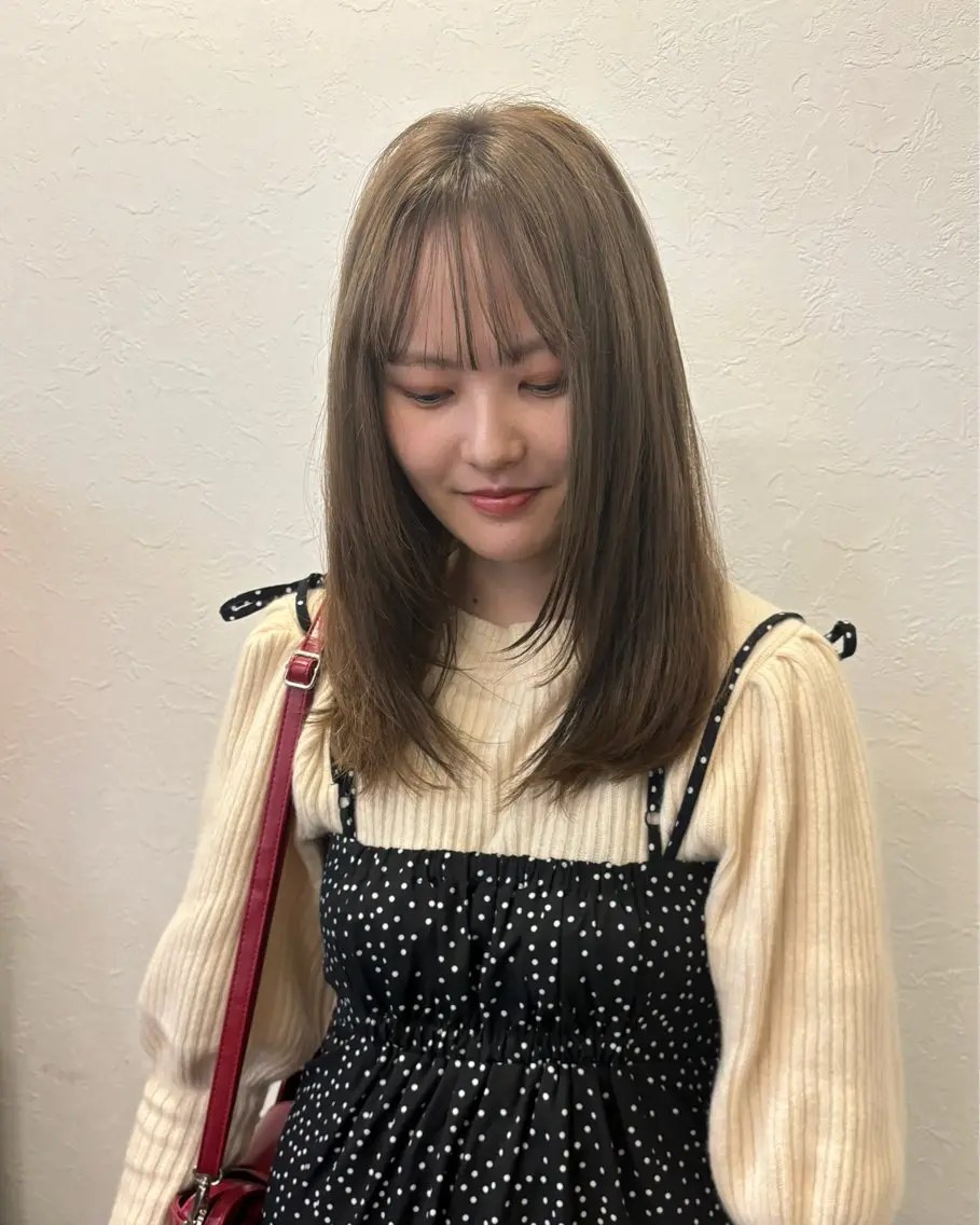 セミロング カラー ベージュカラー ブリーチ ハイトーンカラー ミルクティーベージュ オリーブベージュ カット ヘアカラー トリートメント bijou chiharuのマツエク・マツパデザイン