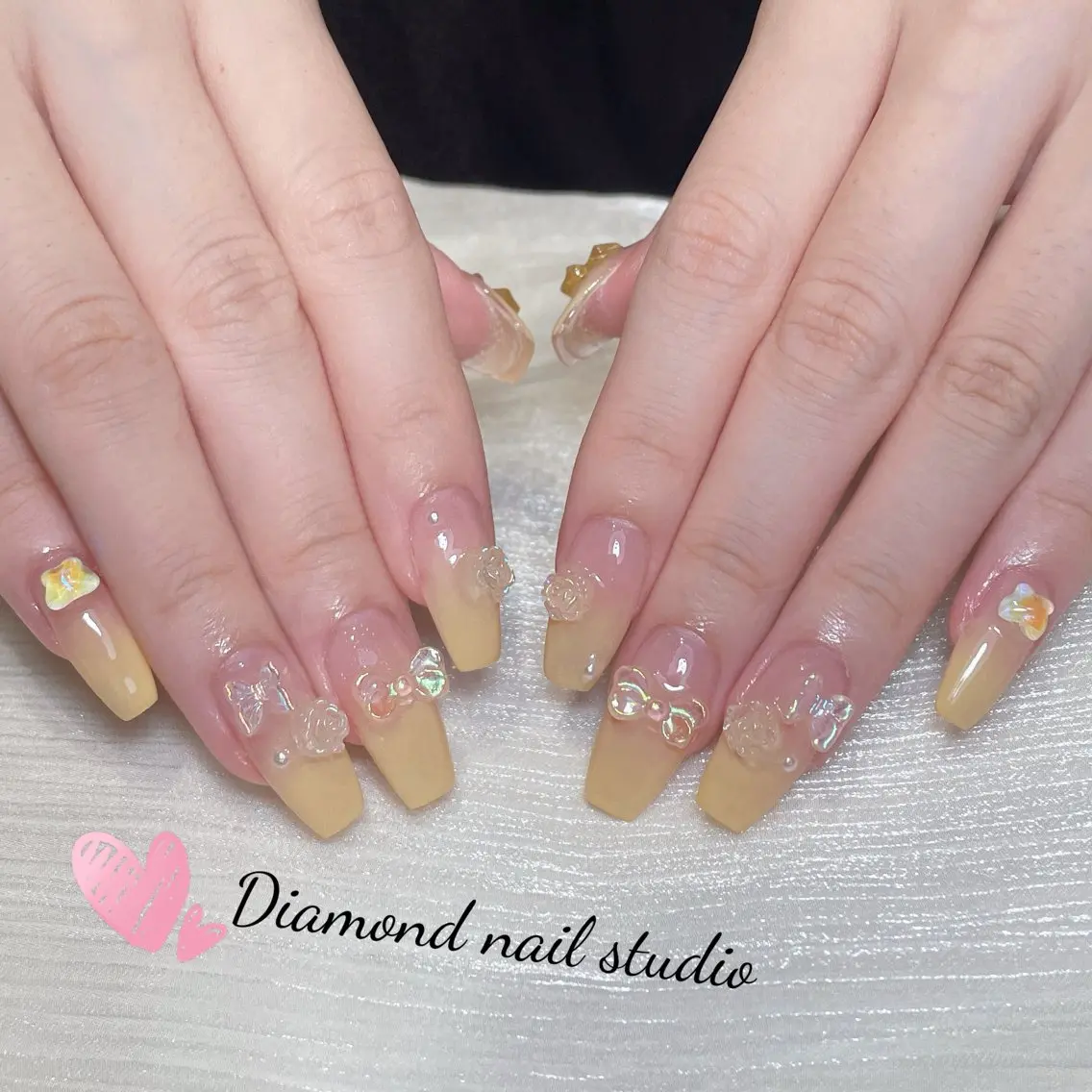 ネイル アートネイル オーロラネイル フラッシュネイル ガーリー キラキラネイル ハンドネイル Una NAILMANAMIのネイルデザイン