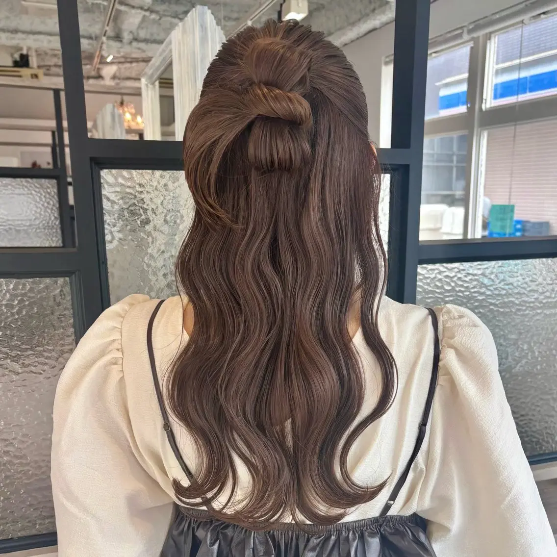 ヘアアレンジ ハーフアップ mio ︴ アレンジ ︴ 透明感カラーのヘアスタイル