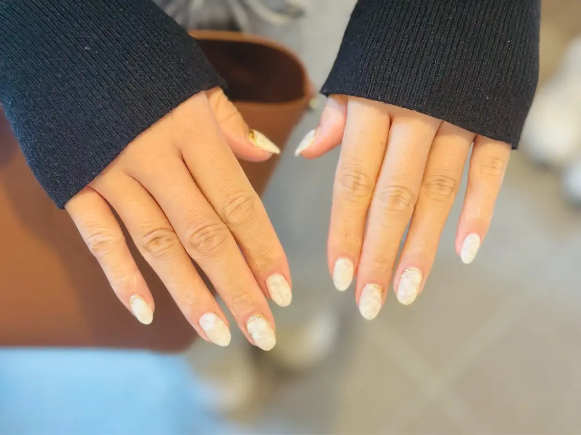 ネイル ラメ(グリッター) 持ち込み ニュアンスネイル ホワイト nailsalon oluoluのネイルデザイン