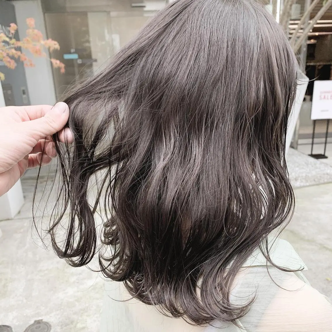 ミディアム カラー ネイル ハイトーンボブ 前田 表参道　グレージュのヘアスタイル