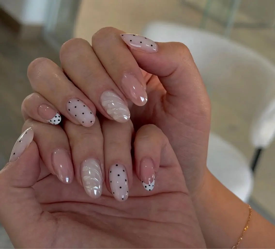 ネイル アートネイル オーロラネイル チークネイル フレンチネイル ガラスフレンチ ハンドネイル 🎀YooLi Nail salonのネイルデザイン