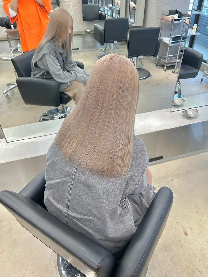 ロング カラー ベージュカラー ブリーチ ミルクティーベージュ ヘアカラー トリートメント ✅ケアブリーチ✅ トヨオカ ノブヒデのヘアスタイル
