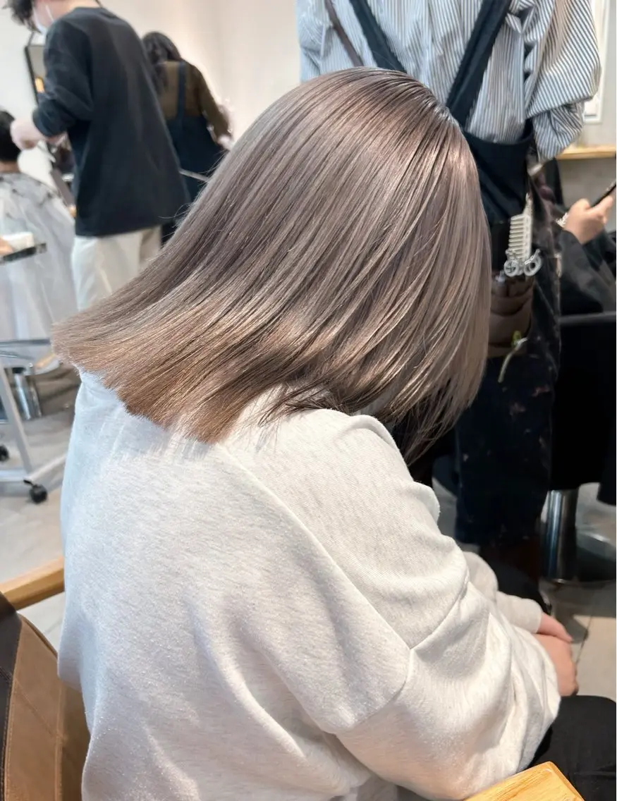 ショート カラー ハイトーンボブ 前田 表参道　グレージュのヘアスタイル