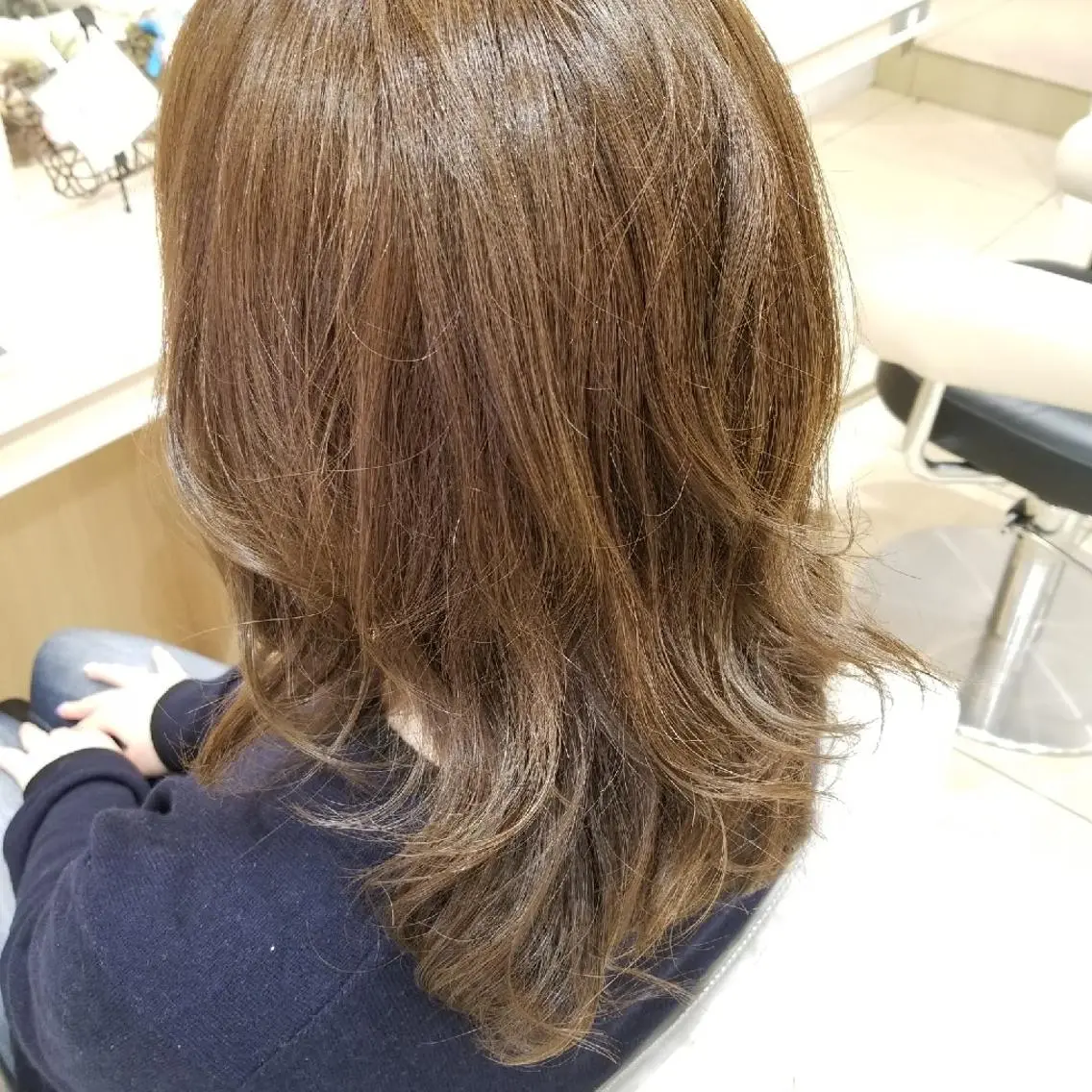 セミロング パーマ カラー アッシュ ハイトーンカラー レイヤーカット カット ヘアカラー 山内 佐江子のヘアスタイル