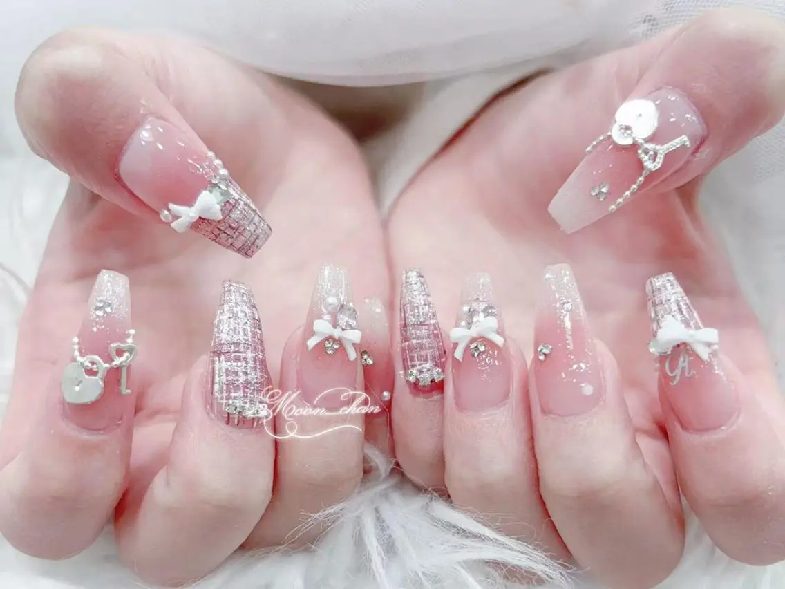ネイル 長さ出し キラキラネイル 韓国ネイル ロングネイル マグネットネイル ハンドネイル ハンドケア KTNail 🎀 長さ出し専門店のネイルデザイン