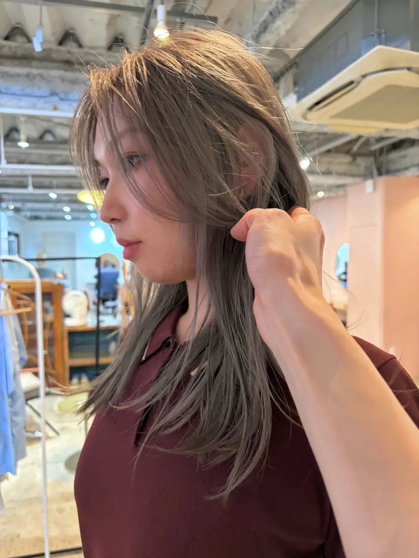 セミロング カラー グレージュ ミルクティーグレージュ カット ヘアカラー yu maのヘアスタイル