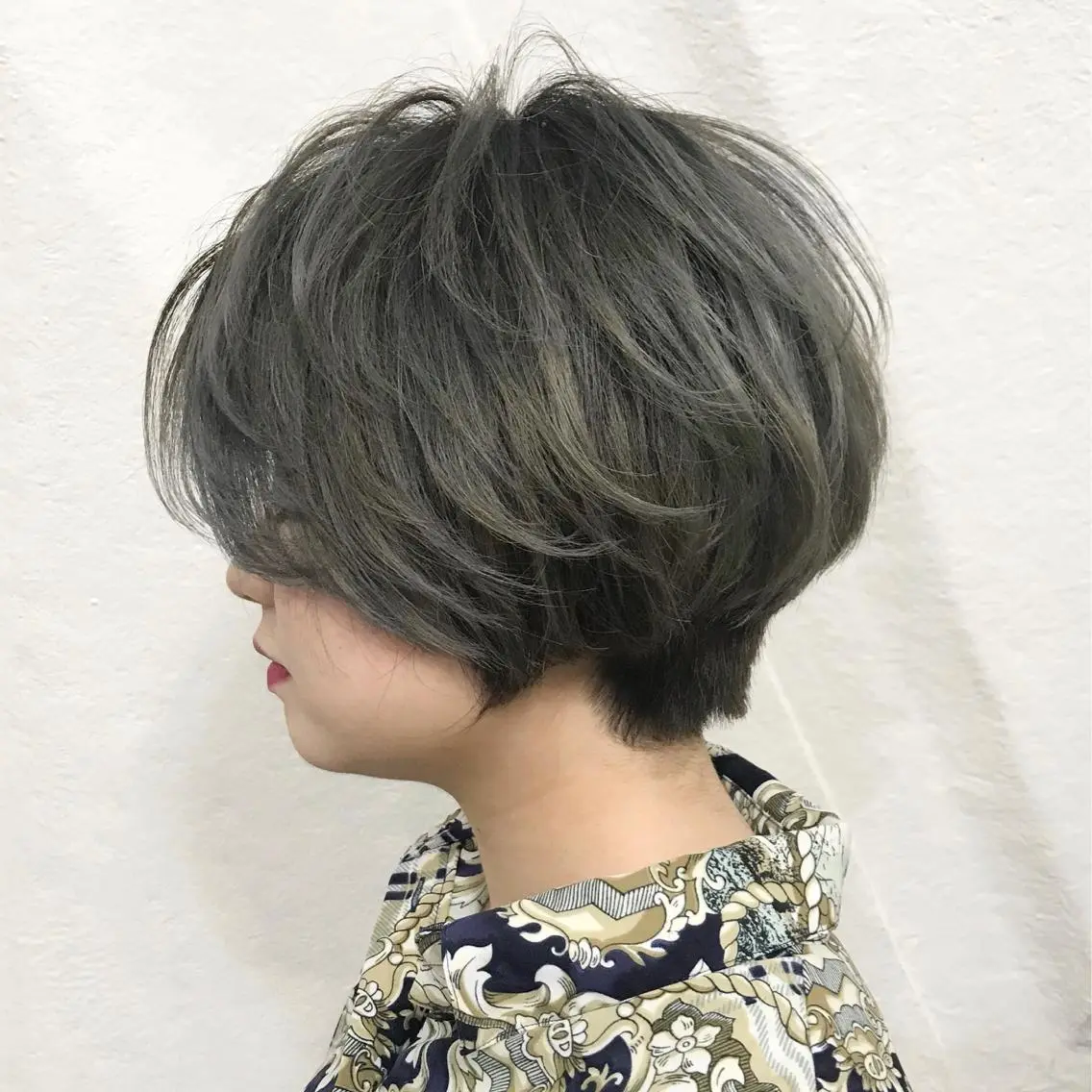 ショート カラー アッシュ ブリーチ ショートヘア K-POP好き美容師 🇰🇷Kai.Yのヘアスタイル
