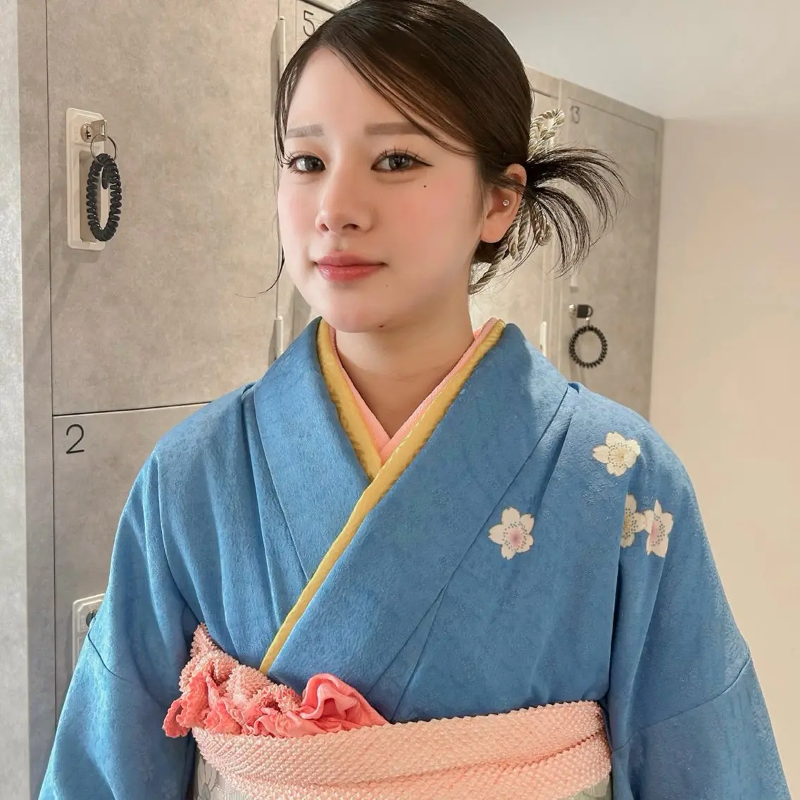 ロング ヘアアレンジ 成人式 卒業式のヘアスタイル ヘアセット ダブルカラー,透け カラーHINARIのヘアスタイル