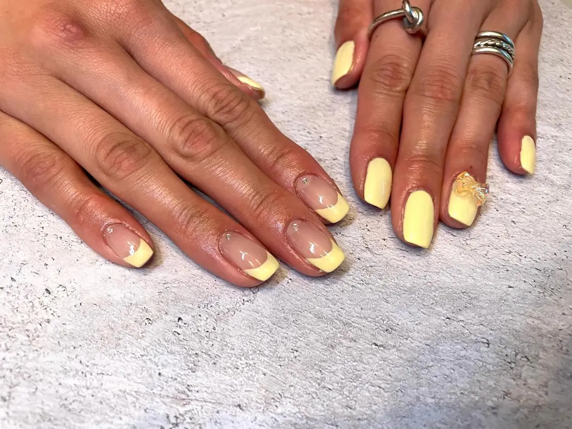 ネイル フレンチネイル 黄色 salon te.のネイルデザイン