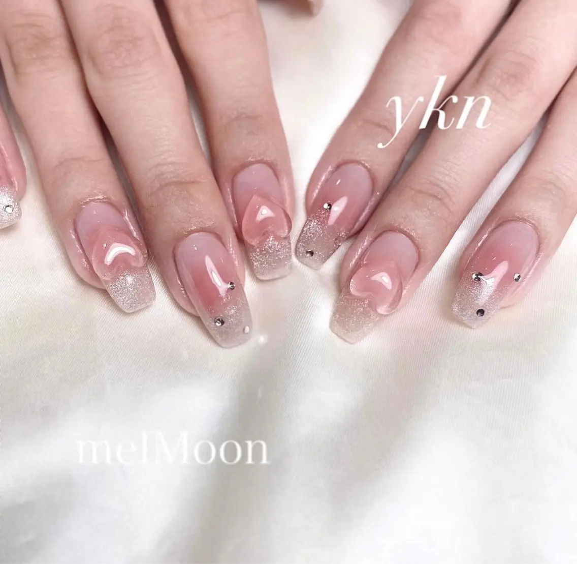 ネイル チークネイル ハンドネイル melMoon .のネイルデザイン