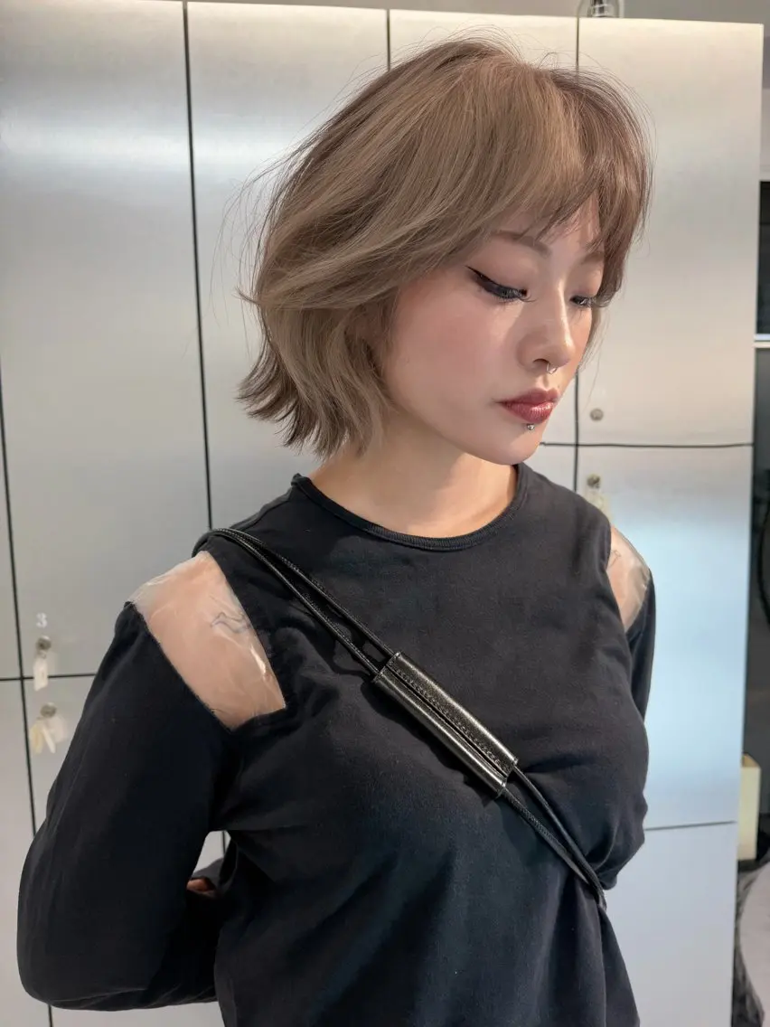 ミディアム カラー ベージュカラー ブリーチ ケアブリーチ デザインカラー ダブルカラー TATSUハイトーン ミルクティーベージュのヘアスタイル
