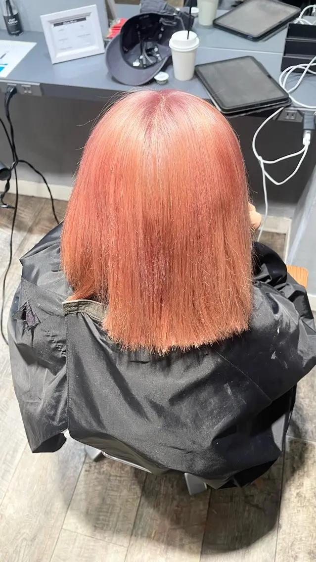 セミロング カラー ブリーチ ピンクカラー 大人男子の メンズパーマのヘアスタイル