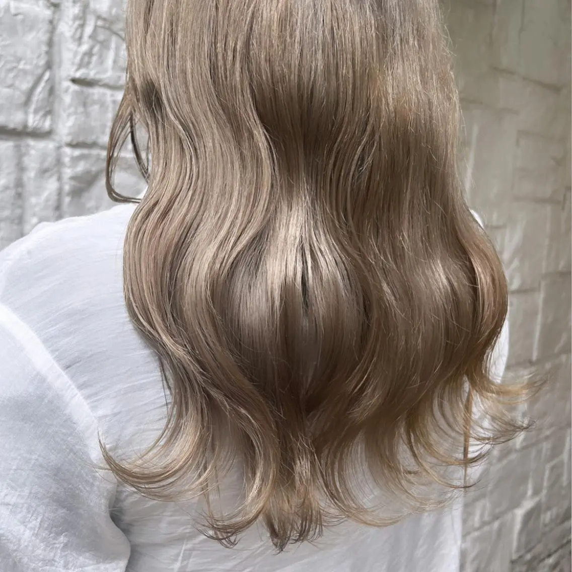 ロング カラー ベージュカラー ハイトーンカラー ミルクティーベージュ ホワイトベージュ ヘアカラー トリートメント ヘッドスパ ヘアセット カジュアルを女っぽく 𝗮𝘆𝗮𝗰𝗼のヘアスタイル