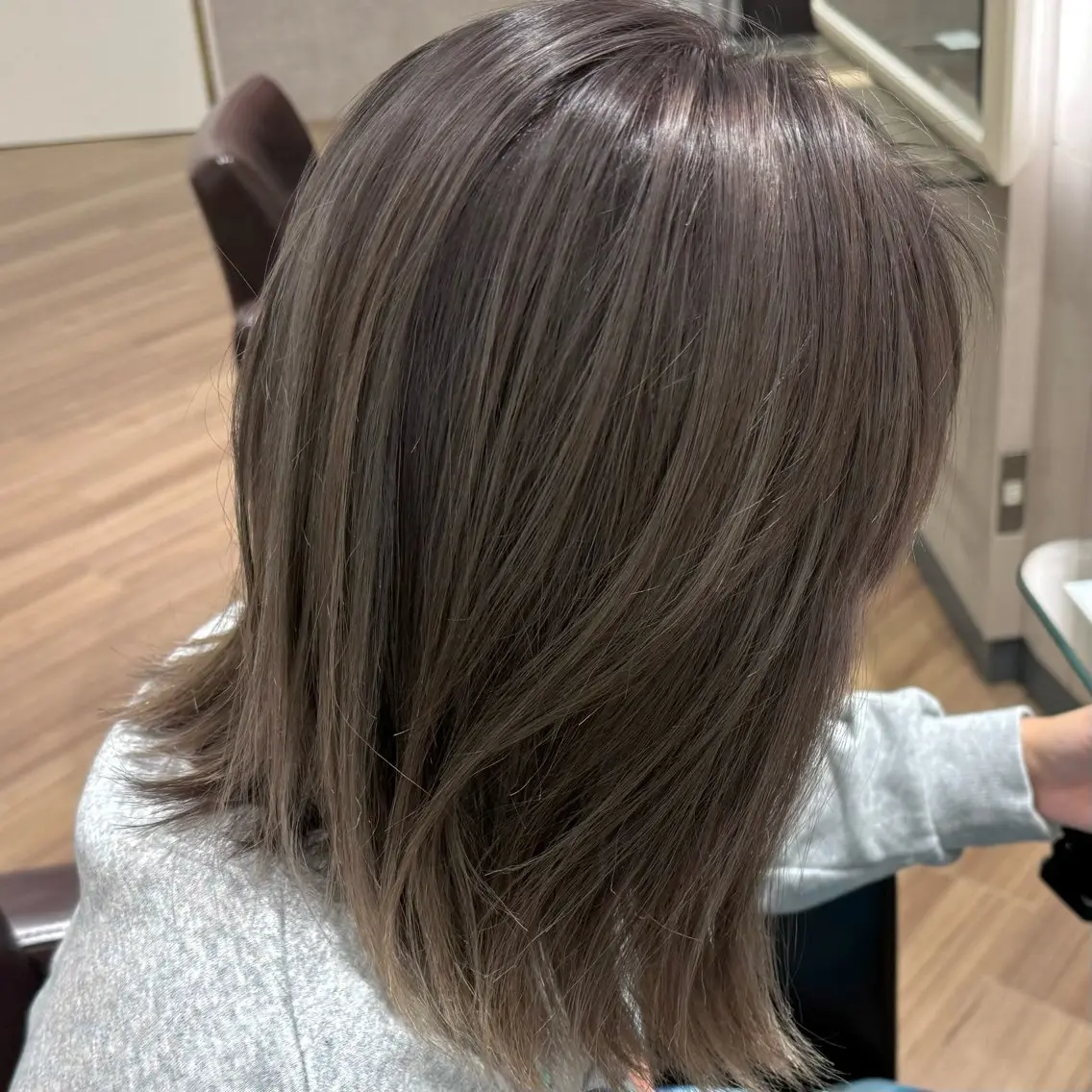ミディアム カラー バレイヤージュ 透明感カラー ダブルカラー グレージュ レイヤーカット ひなた あゆみのヘアスタイル