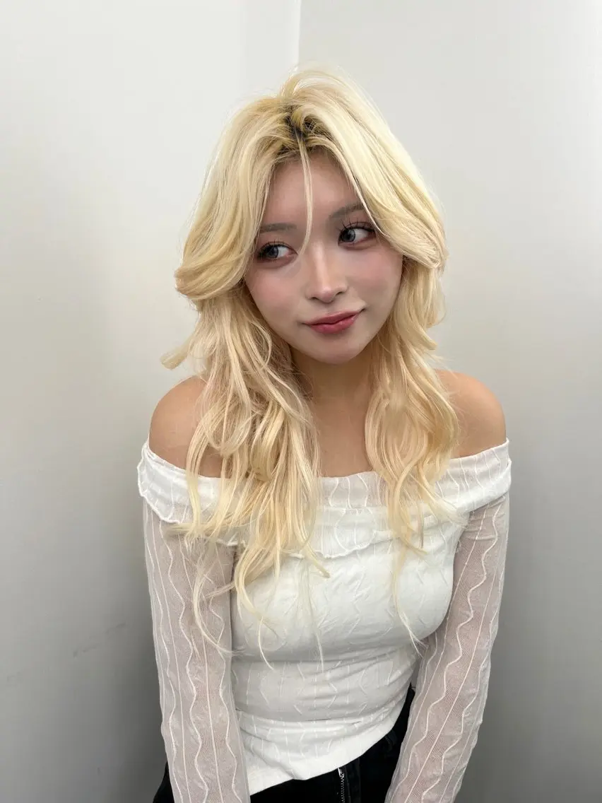 カラー ブロンド ハイトーンカラー 盛れる顔周り✨韓国式 レイヤーkanatoのヘアスタイル